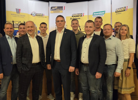 Der neue Vorstand der ÖVP Schönau (v.l.): Erwin Kriechbaumer, Kurt Aumayer-Hinterreiter, Jürgen Peirlberger, Harald Ebner, Sebastian Horner, Christoph Moser, Christoph Ebner, Patrick Rosinger, Erwin Pilz, Johannes Gradl, Günter Wiesinger, Tanja Wiesinger und Martin Aumayr.