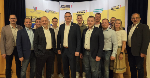 Der neue Vorstand der ÖVP Schönau (v.l.): Erwin Kriechbaumer, Kurt Aumayer-Hinterreiter, Jürgen Peirlberger, Harald Ebner, Sebastian Horner, Christoph Moser, Christoph Ebner, Patrick Rosinger, Erwin Pilz, Johannes Gradl, Günter Wiesinger, Tanja Wiesinger und Martin Aumayr.